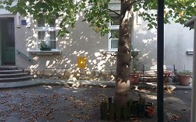Studio apartment - Green door
